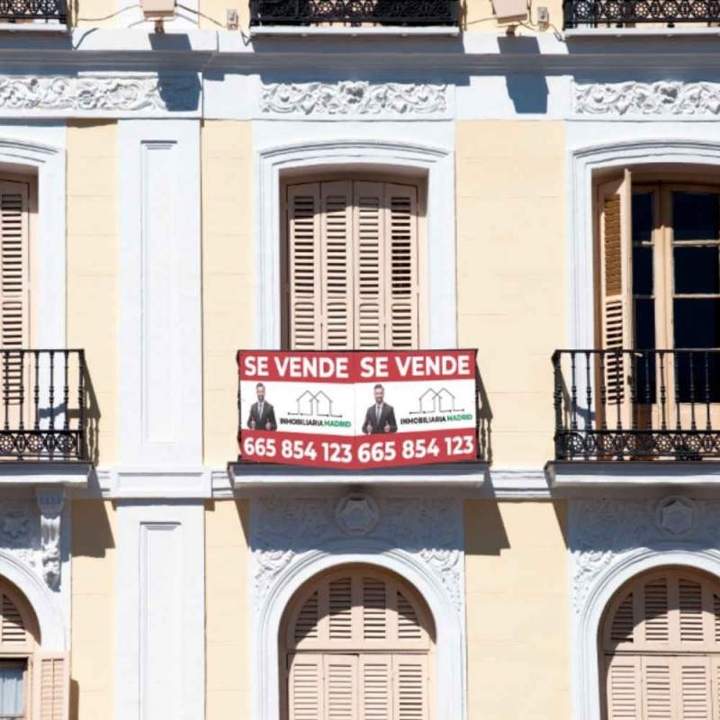 cartel de inmobiliaria doble